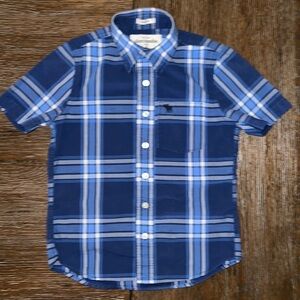 Boys Small Plaid Button up short sleeve shirt.